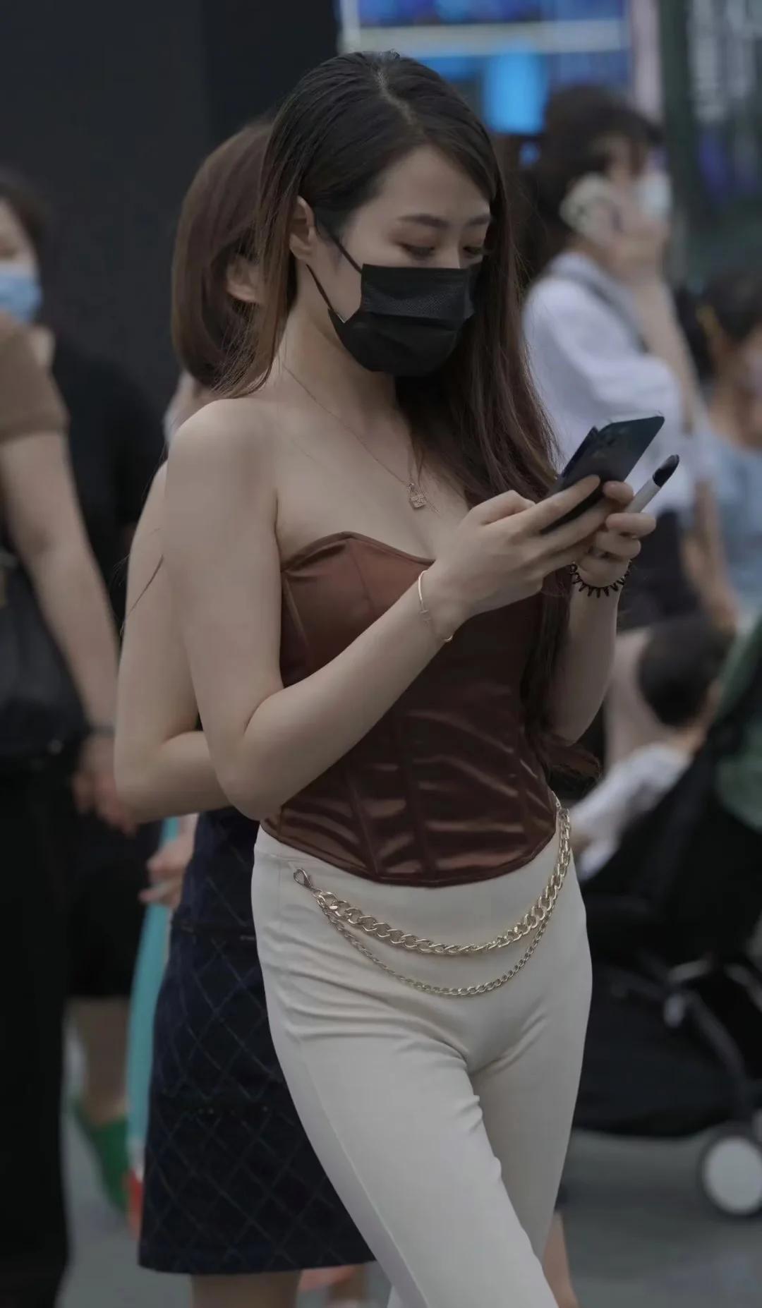 白落梅：“品茶，就是为了品一盏纯粹，一盏美好，一盏慈悲。我们就在茶的安静，茶的湿