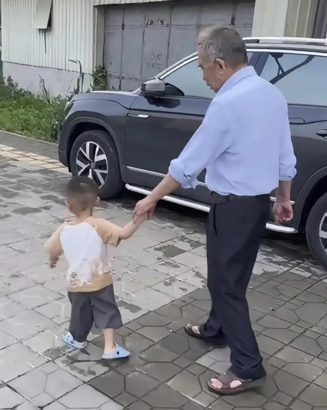 李鑫养父带孙子散步，供书教学成家立业，现在又帮忙带小孩真伟大李鑫的养父带着孙子