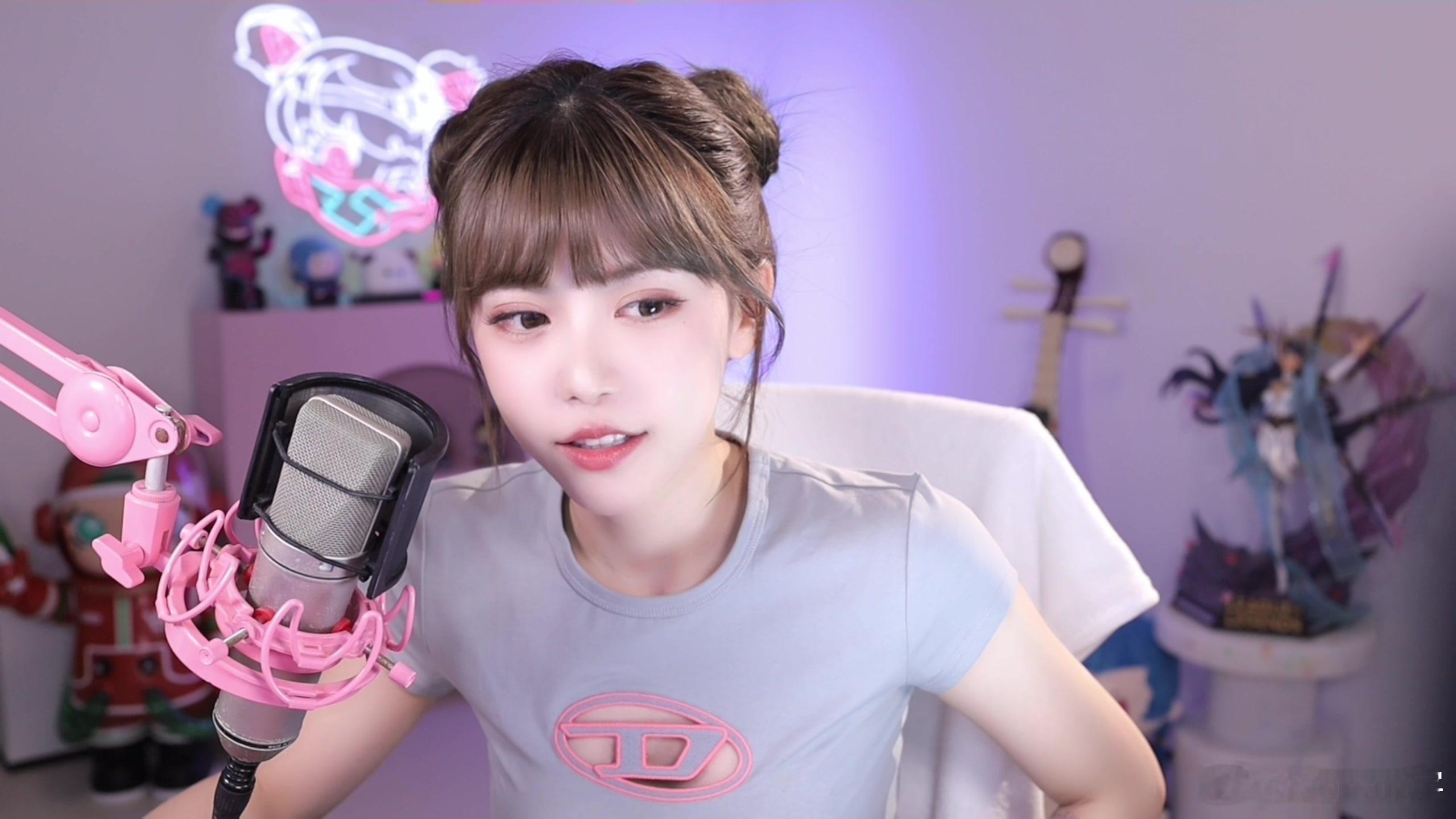 DC：我觉得能在直播行业做起来的不太可能真的蠢，我以前觉得周姐（周淑怡）蠢，不知