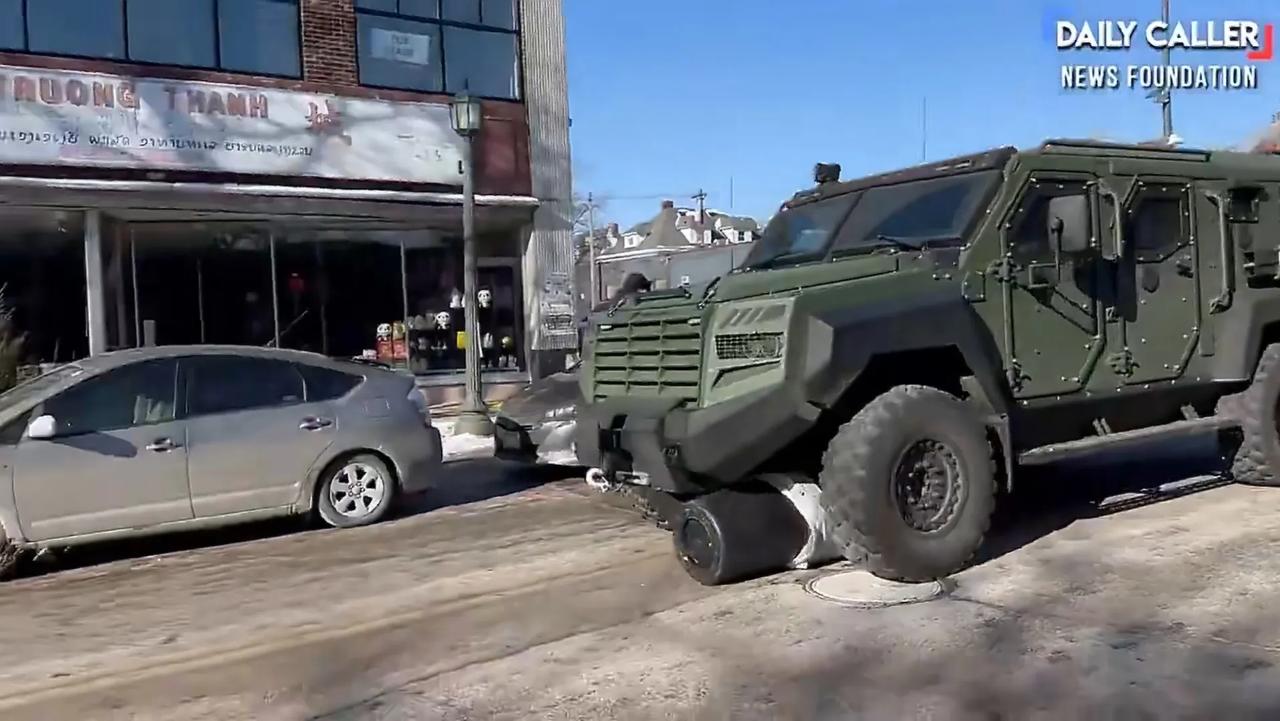 明尼阿波利斯，ICE又杀了一名当地居民之后，局势越发紧张。当地居民在街道上设路障