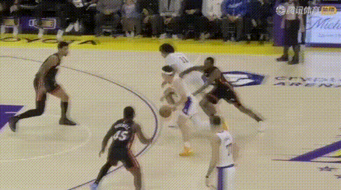 顿宝歇着吧！海斯首节11分（5中5），詹姆斯场边激动不已。图1-2：先中路接应