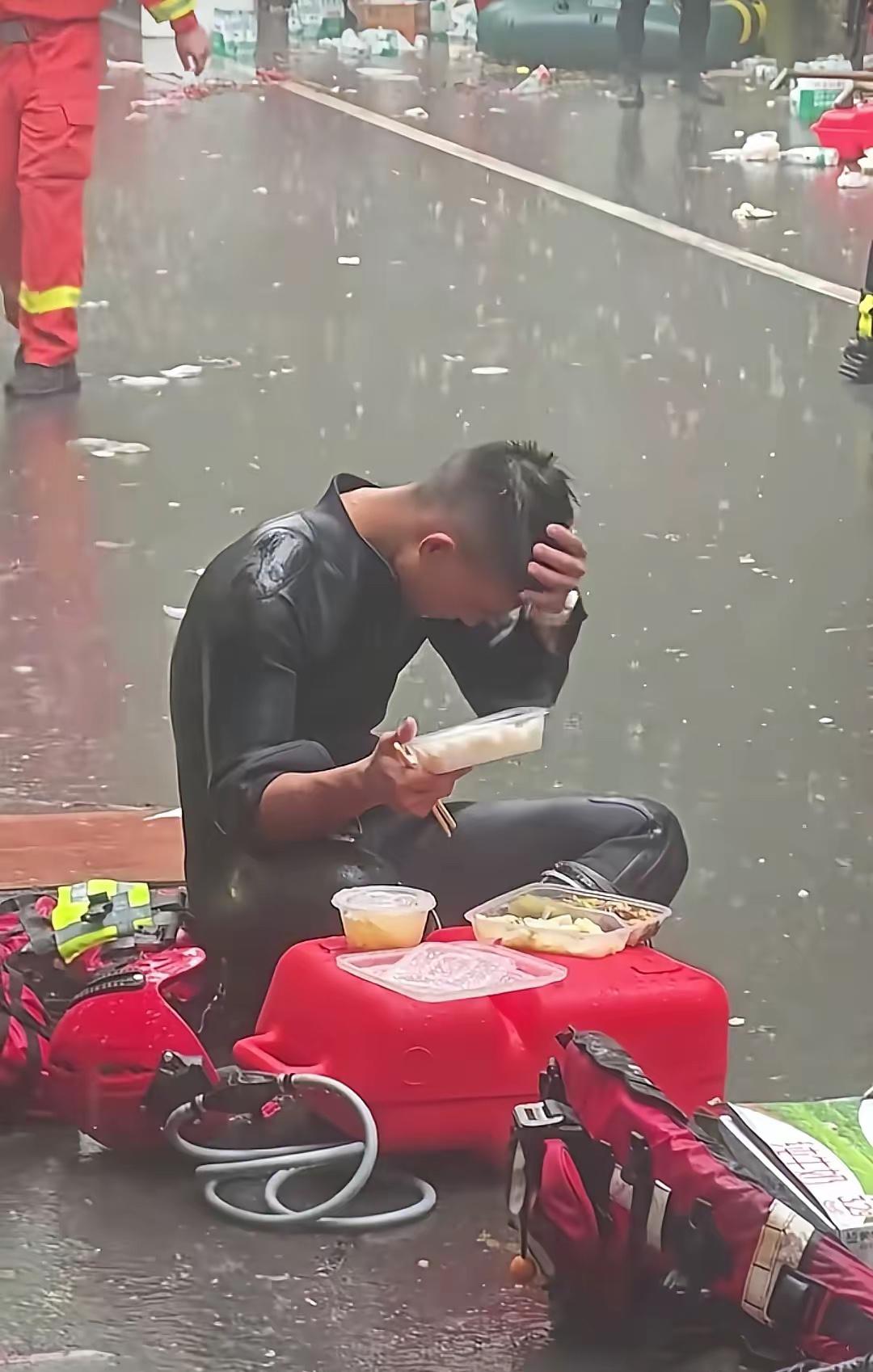 你敢信吗？那碗混着雨水的饭，才是我们能安心躲雨的底气。最近刷到“泡饭哥”的视频