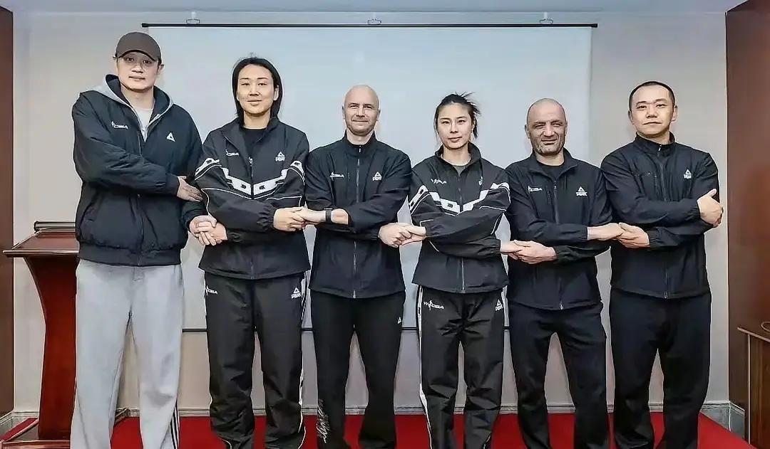 王思雨不打了？四川女篮悄悄改了大名单，她连替补席都没进。球迷群里炸锅：真退