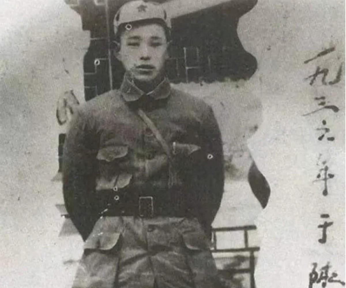 1982年他被免去军区政委职务，准备调往总政工作，却因不习惯机关生活而略感不满