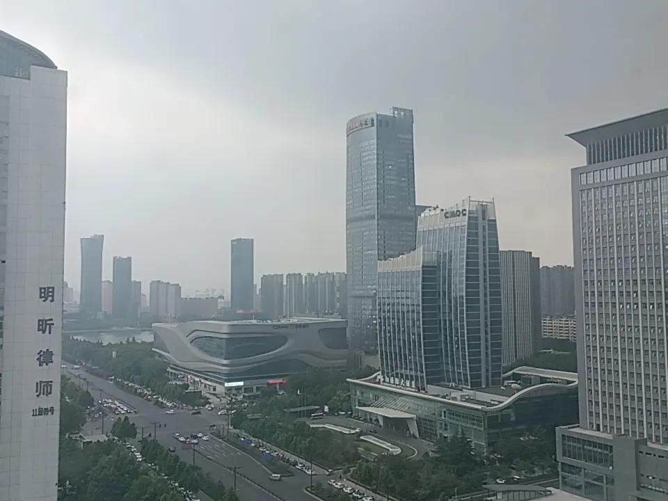 朋友三年前失业，因年纪略大找不到新单位，一直在家宅到现在。这三年来，我也曾怀疑