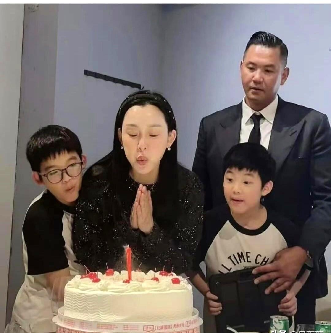 范玮琪这生日过的，更像搭伙过日子。50岁了，一家四口终于高调同框。丈夫陈建州