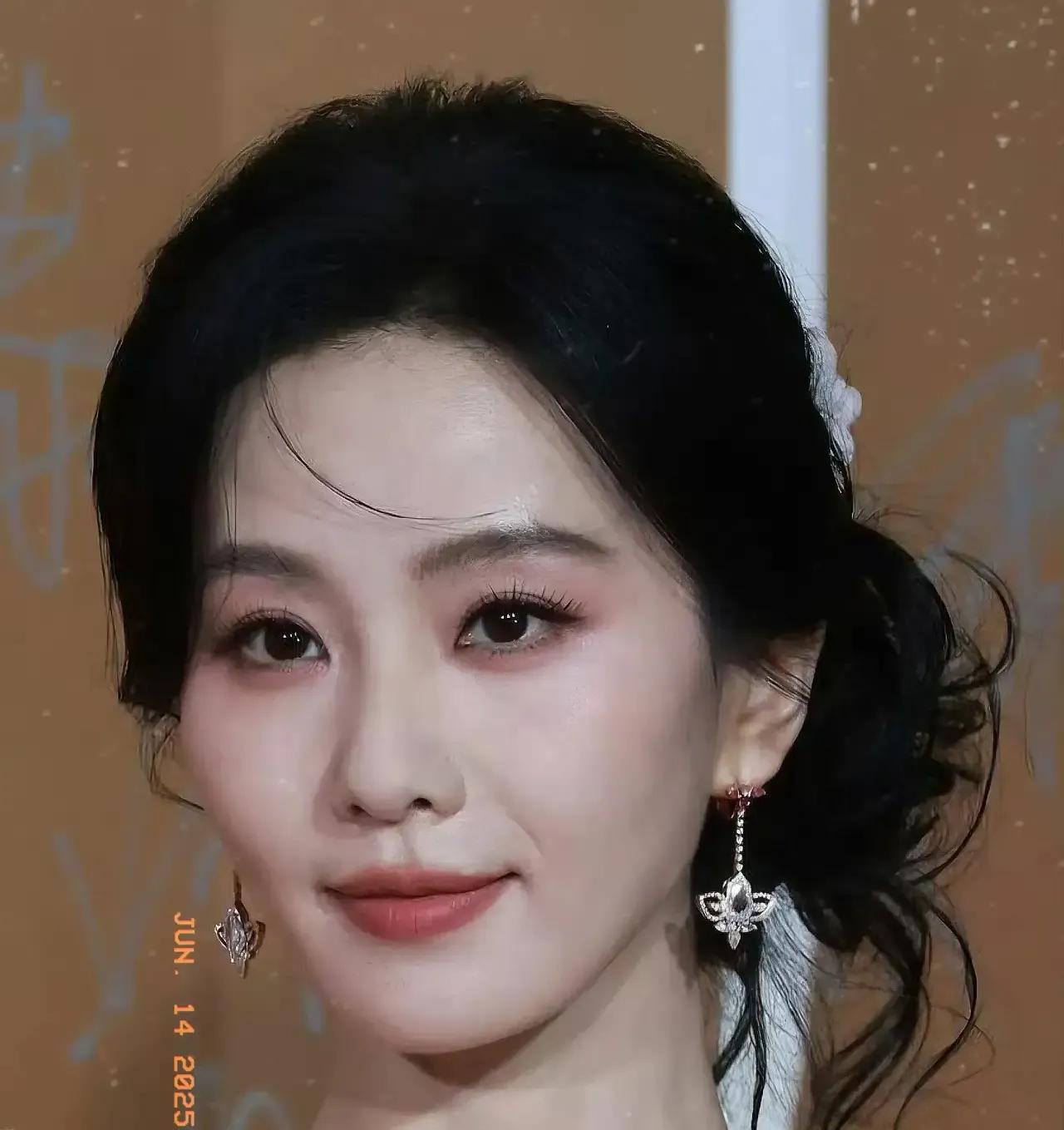 刘诗诗今年应该是走上了去年好闺蜜杨幂“作品连扑，全网嘲”的老路了。一直以为刘诗