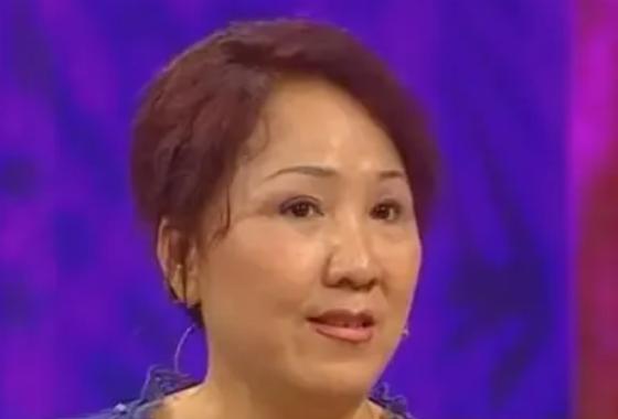 1972年，泥瓦匠张复生迎娶了女知青乔献华。新婚夜，他发现妻子的腰很粗，面对他的