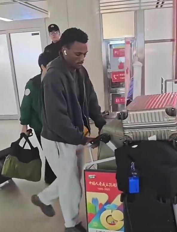 山西汾酒男篮新签外援沃克抵达太原，迪亚洛终于要和老相识并肩作战了。3月20日