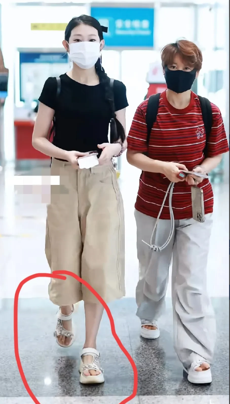 小沈阳呀，真不是我说你，你说你这么有钱，怎么就不知道给老婆孩子多买点时尚衣服和鞋