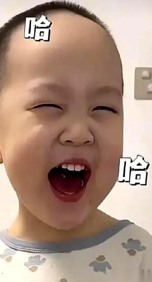 网传网红萌娃“米乐”的账号主页上，白纸黑字写着“2023年9月出生”。但只要你