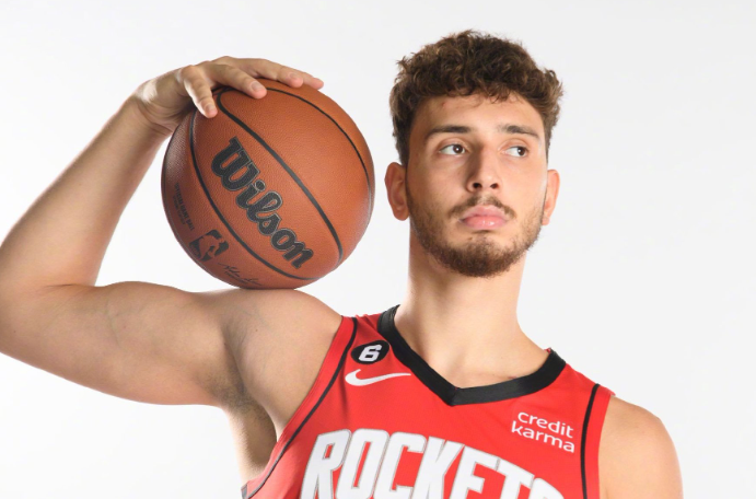 现代nba趋势是找有一定攻击力的球员，同时不拖累空间，防守过得去。火箭队里没几个
