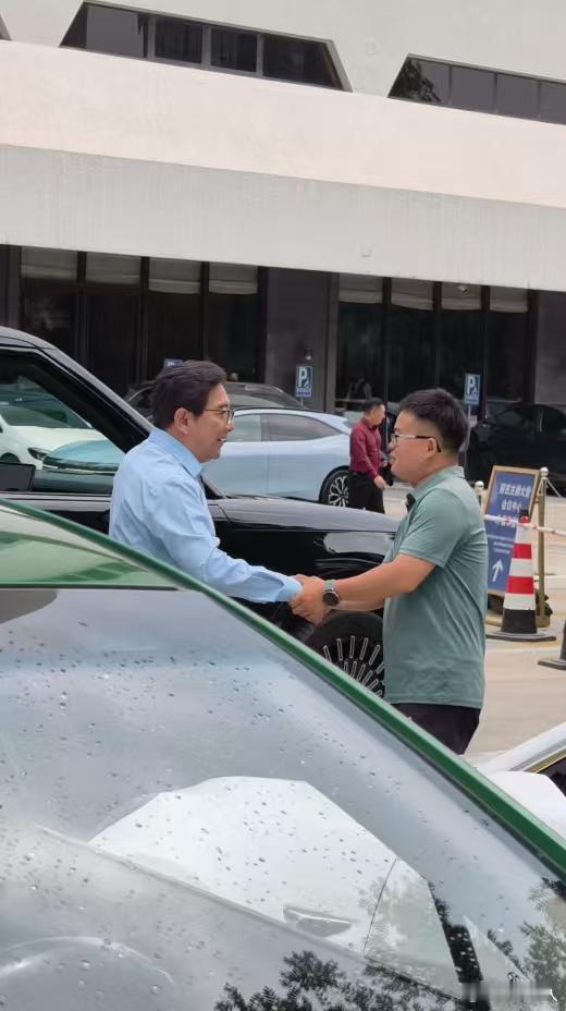 网友北京偶遇水均益排队充电老一辈主持人的含金量还在上升偶遇画面尽显老一辈主持人修