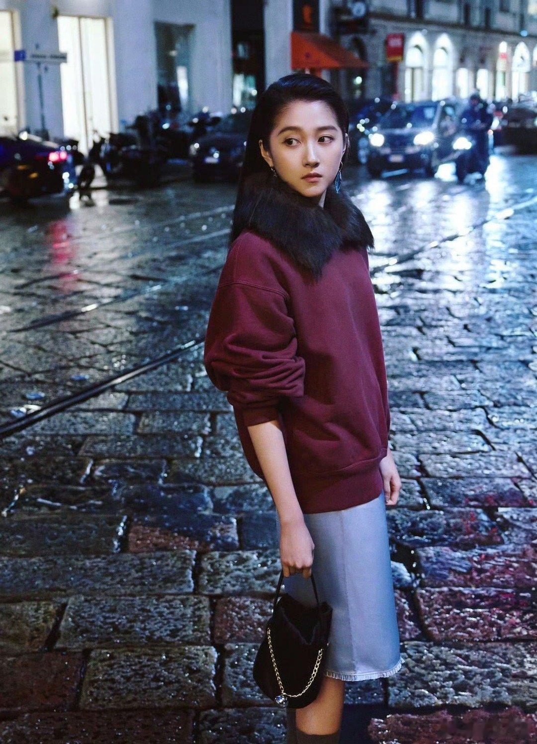 关晓彤飞吻打招呼关晓彤看秀造型主打一个松弛关晓彤Prada秀场灵动亮相！俏皮飞
