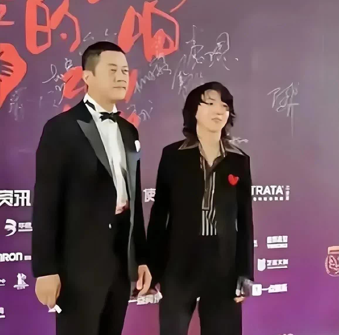 李亚鹏直播时坦言，女儿李嫣很少主动联系他，而窦靖童则会每周和他进行一次视频通话，