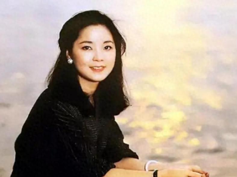 成龙多年后再谈邓丽君，坦言她是优秀女孩，让我觉得自己一无是处，感慨万千198