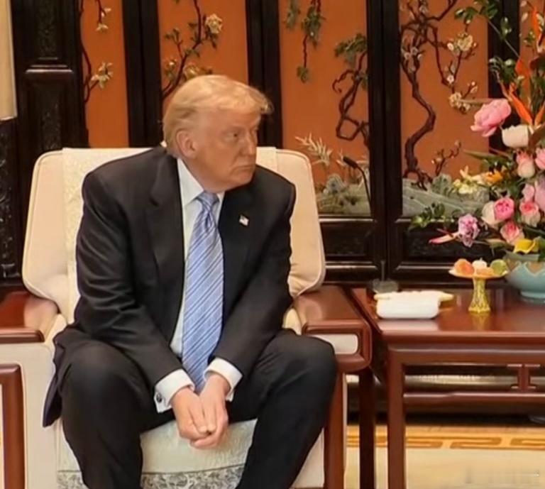没有茶杯的“茶叙”，也没摆功夫茶，看来他是真不爱喝茶？安在评