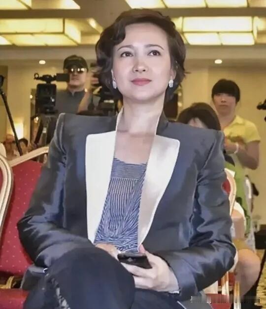 不愧是曾经的古典美女，60多岁了，这生图还这么好看，比陈红有气质。脸上一点皱纹也