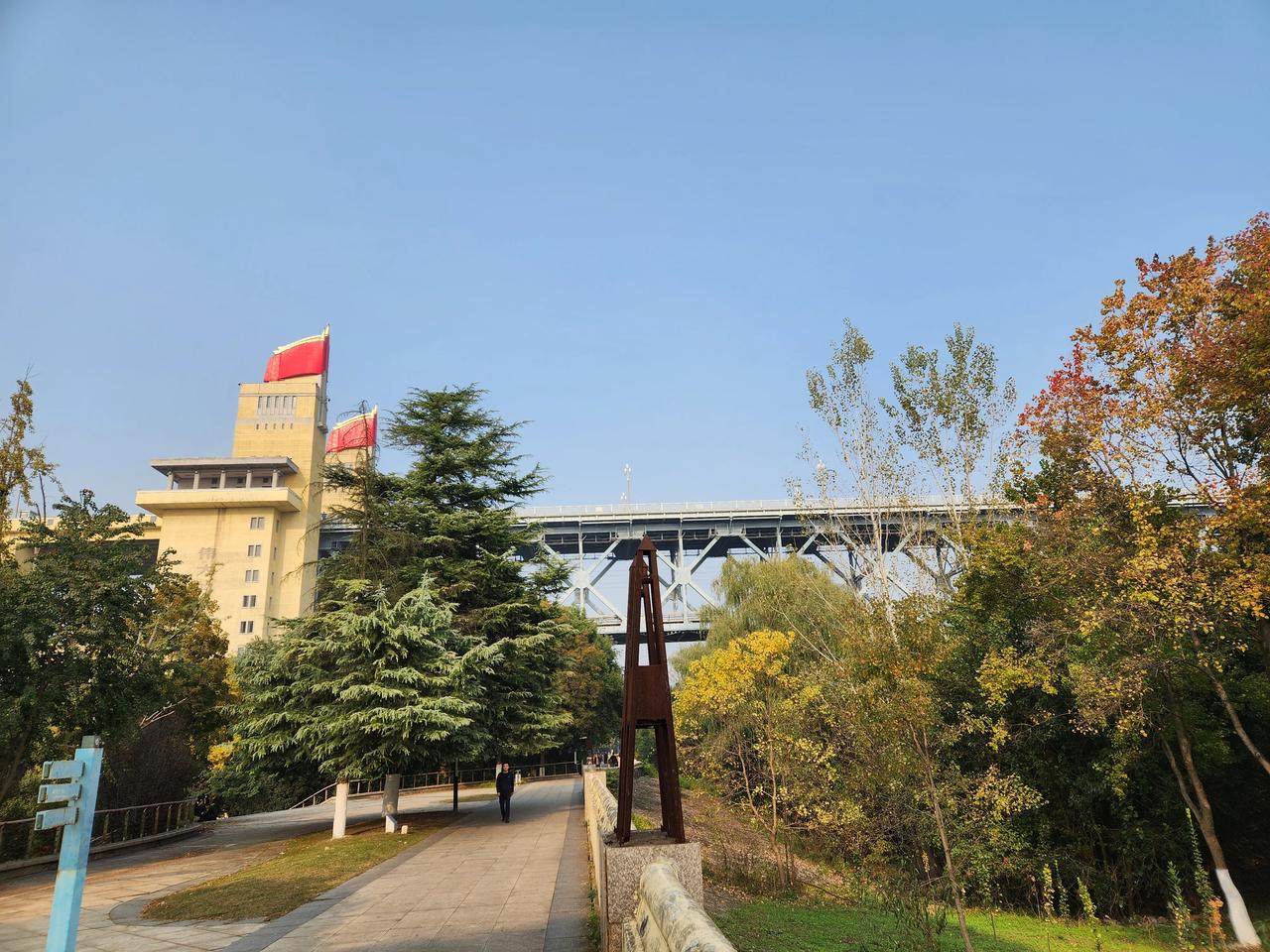 南京一男性遗弃老婆，被判刑19个月。这个男的姓常，住南京江北新区。他老婆脊柱得