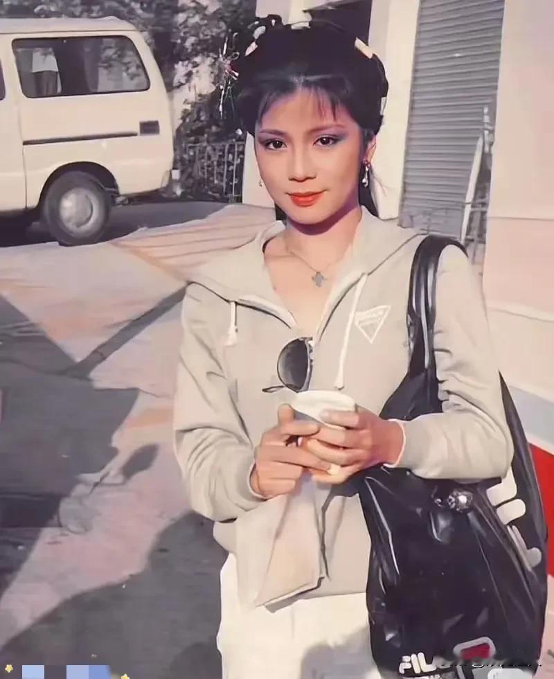 翁美玲这张老照片也太绝了！1984年赶片场的图，刚靠“黄蓉”火得一塌糊涂，