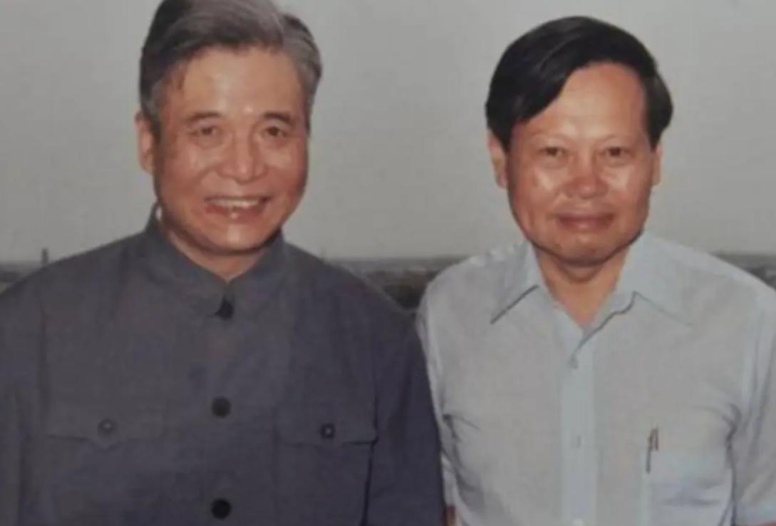 1986年，杨振宁来看望癌症晚期的邓稼先，他开玩笑地问：“你搞原子弹、氢弹，国家