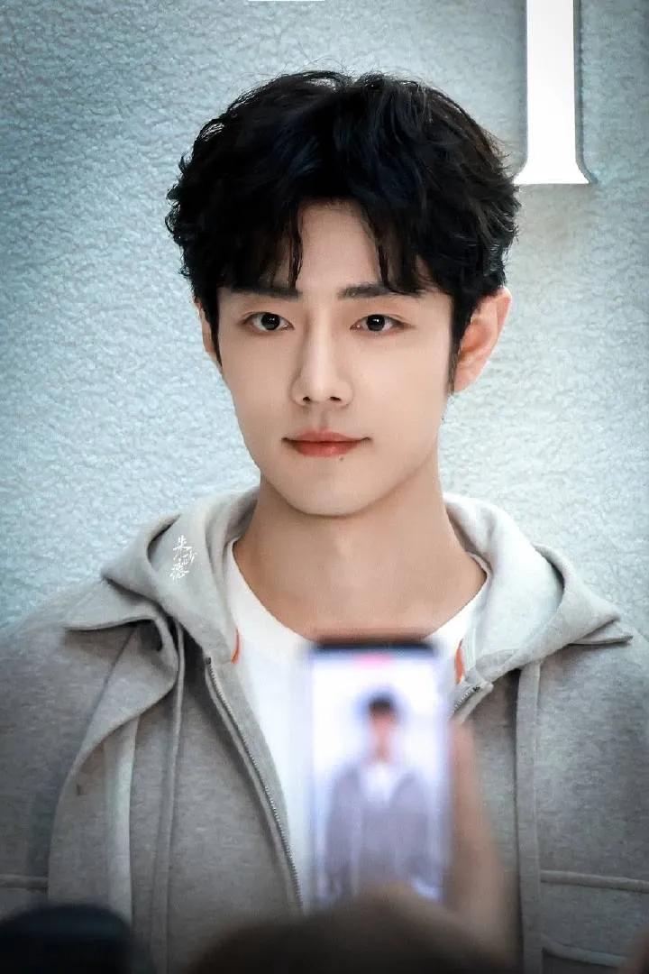 肖战现身澳门，看完现场路透直接两大感受拉满！[思考]一是年底果然开启“颜值大促