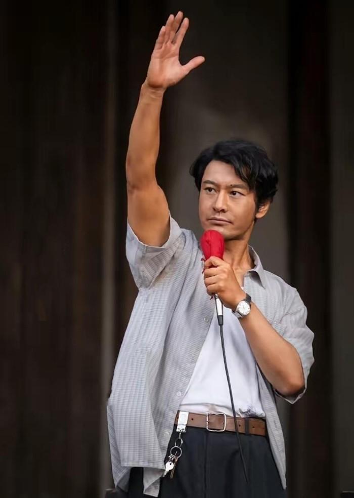 黄晓明这次，真的把“油”给炼成了钢。导演孙皓的回应看似温和，实则一记重拳。他