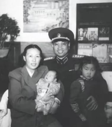 1950年，陈赓的女儿脸上长出很多疙瘩，一女同志看到后，脱口而出：“司令员的女儿