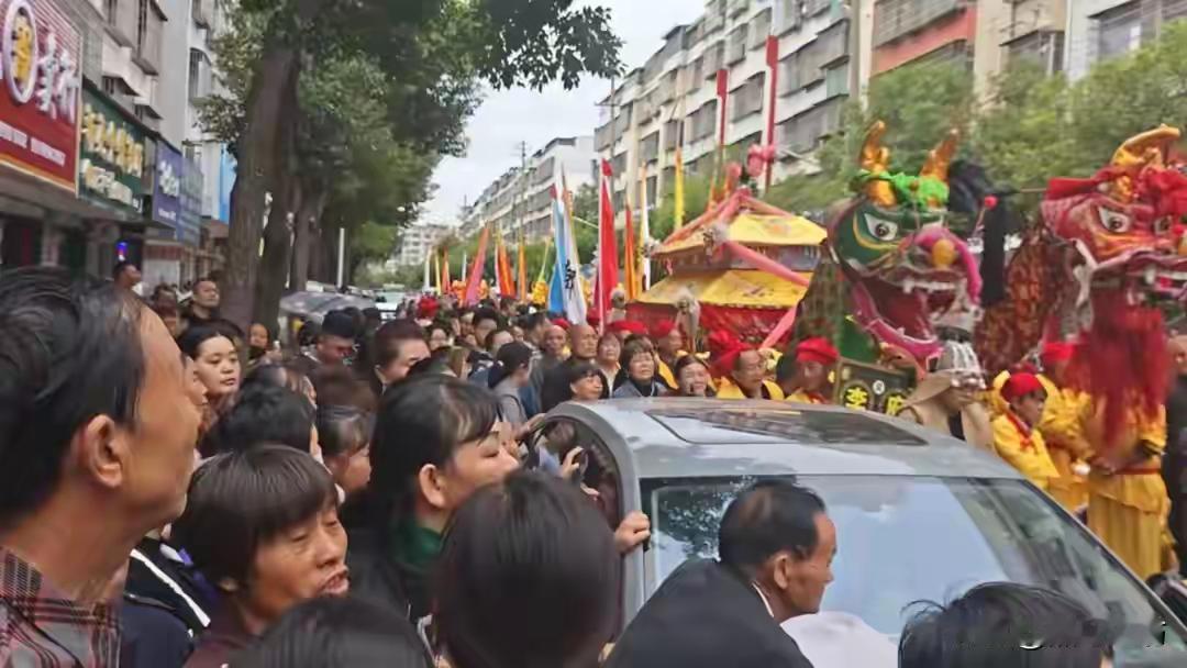 曝邵东首富亲姐夫葬礼狂花300万，方圆十里，乡亲白吃白抽领红包湖南邵东一场