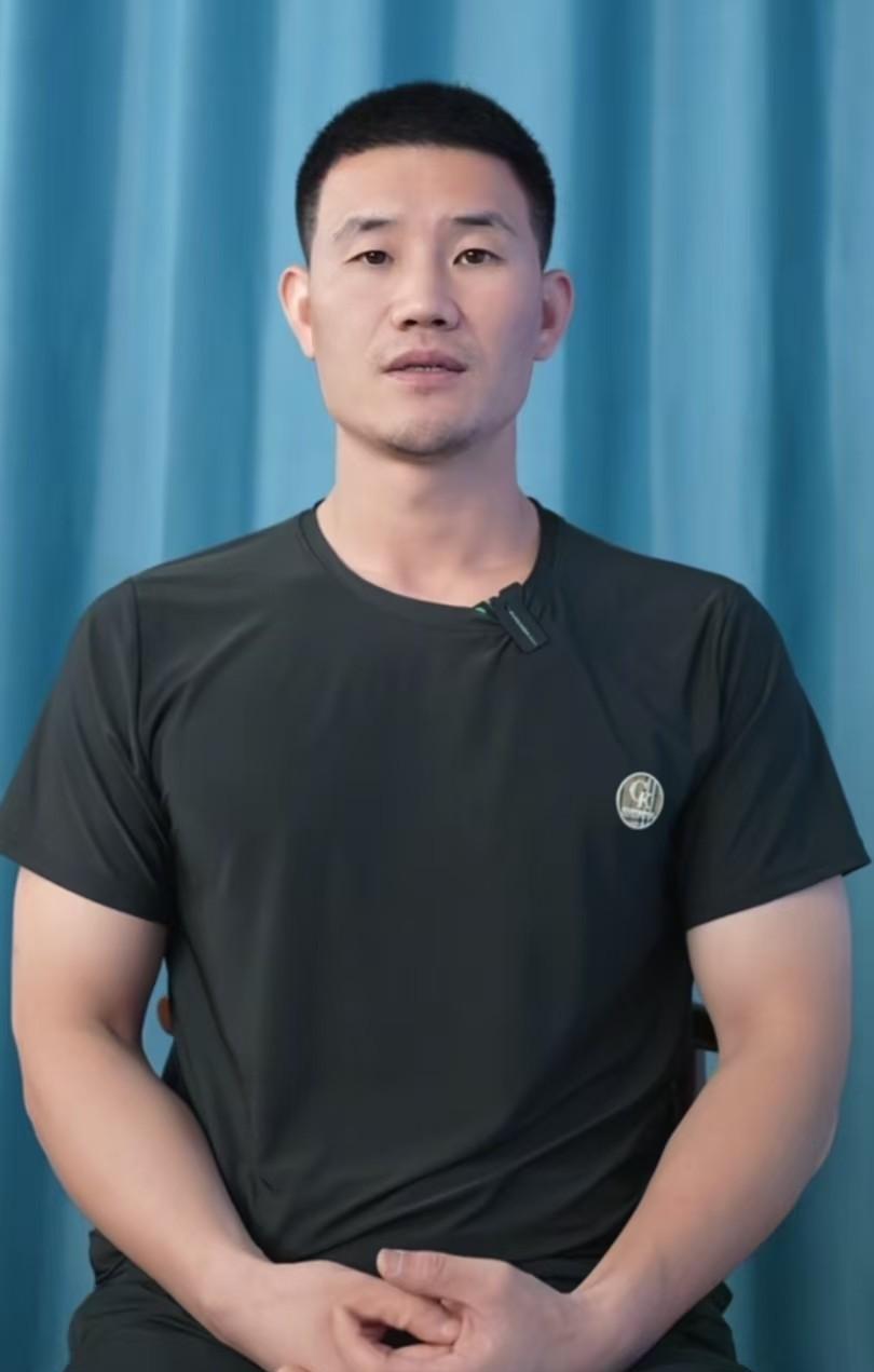 看有人说“嘎子”谢孟伟退网了，我去看了他的视频，他只是说“太累了”歇歇，没有说退