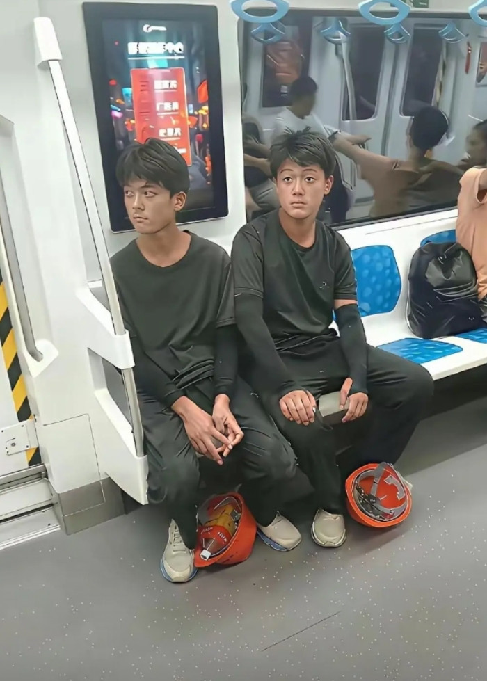 两个年轻人应该是第一次坐地铁