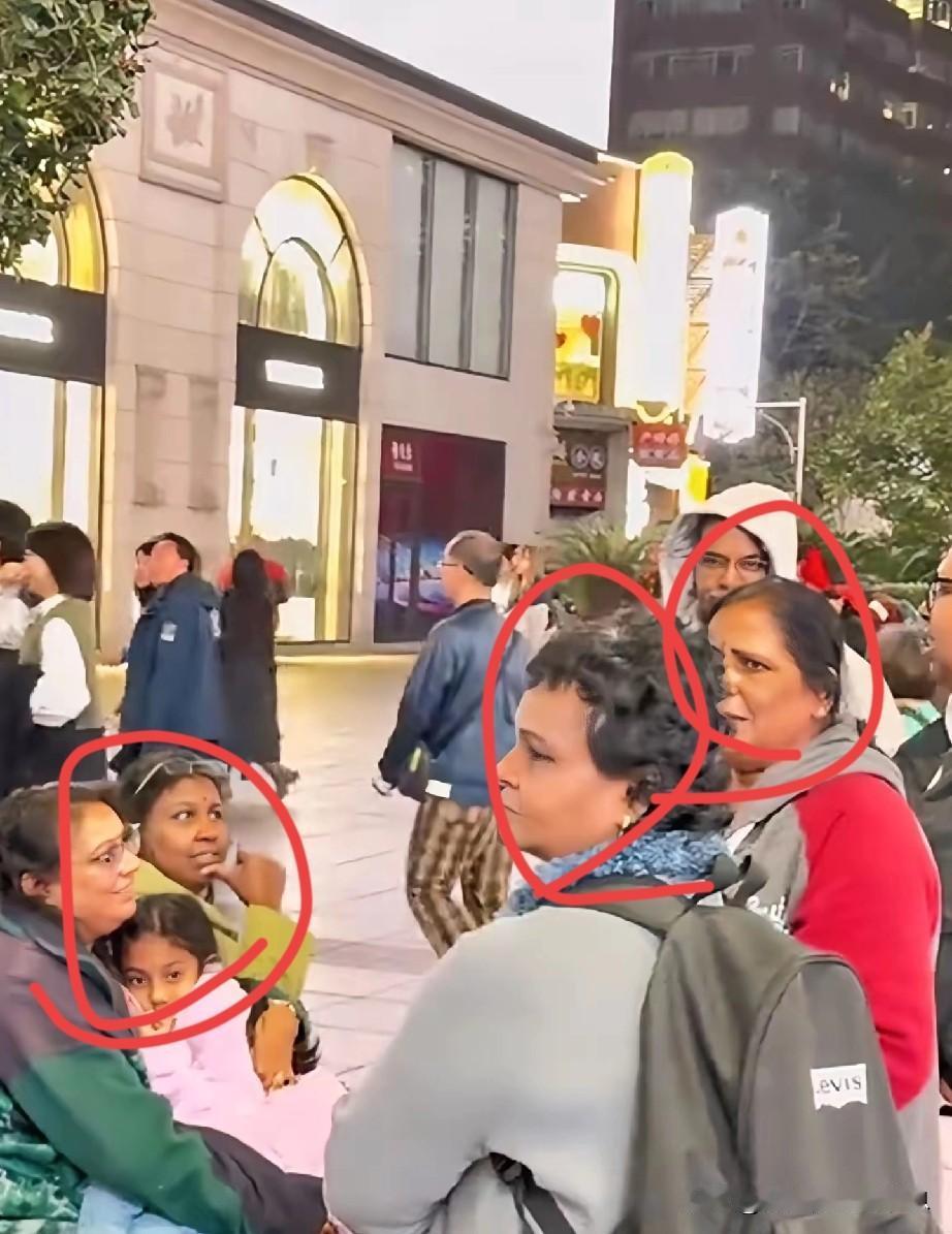 有网友劝咱们还是离印度人远点好，礼义廉耻，他们是完全不懂。看完两条新闻