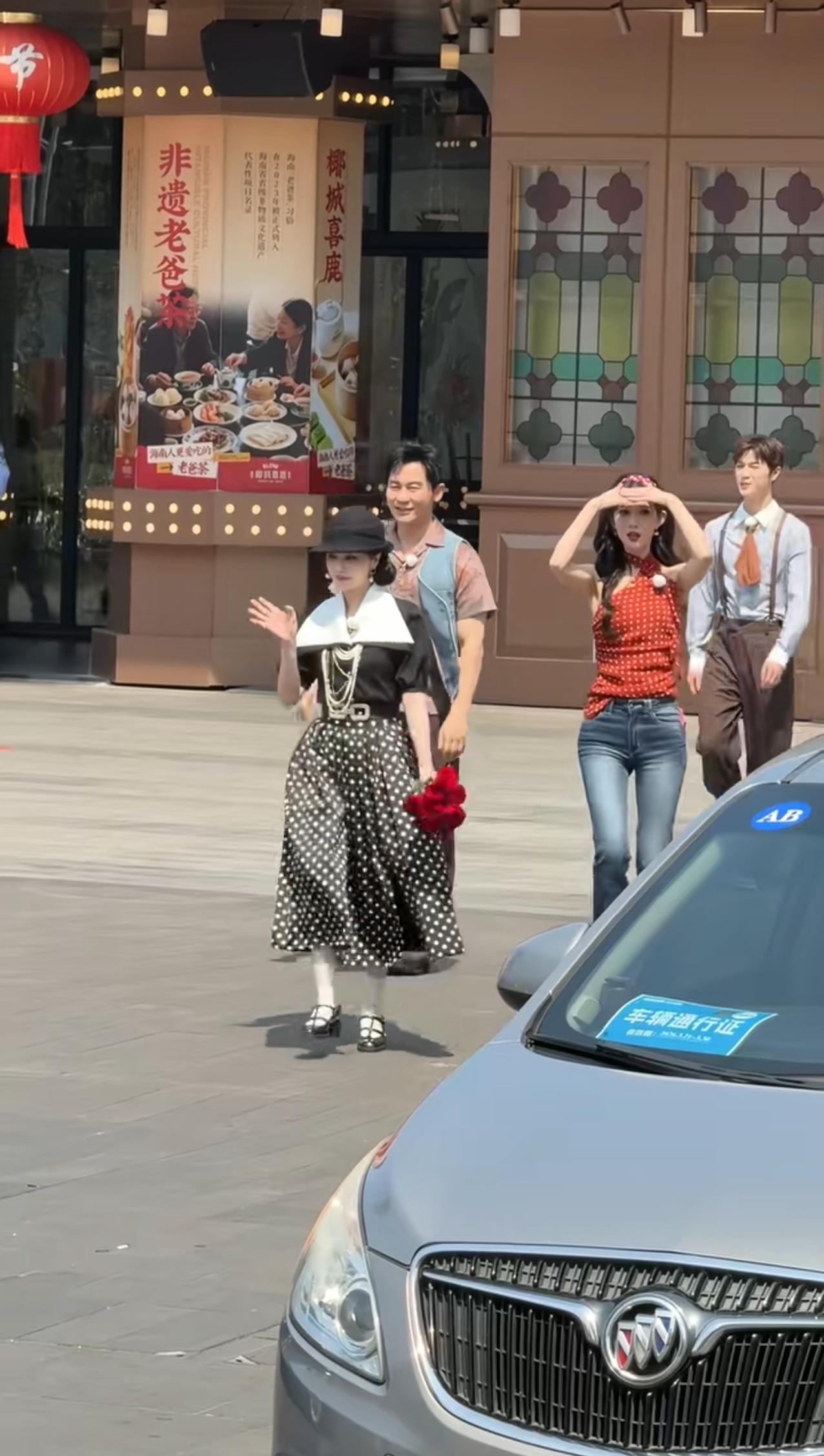 白鹿官方身高165，孟子义官方身高170，这看着白鹿也就160吧[捂脸哭]