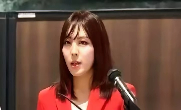 日本一个女作家，在网上发了个剧本。剧本第一幕：中国核弹砸向东京。她掰着指头一算，