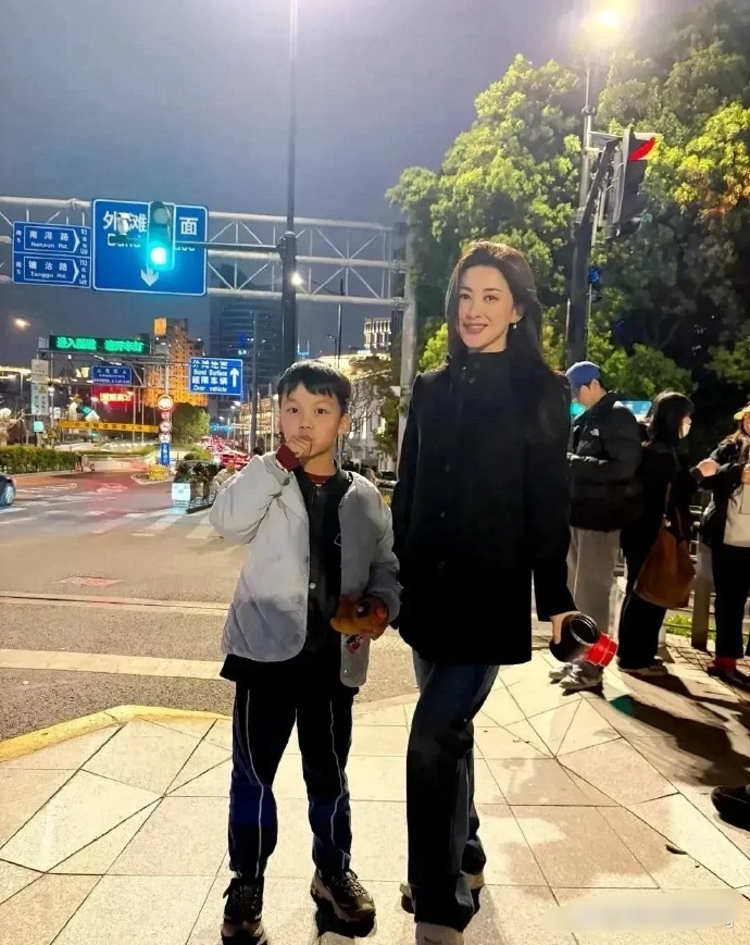 原来朱珠现实中也风韵犹存。​​​