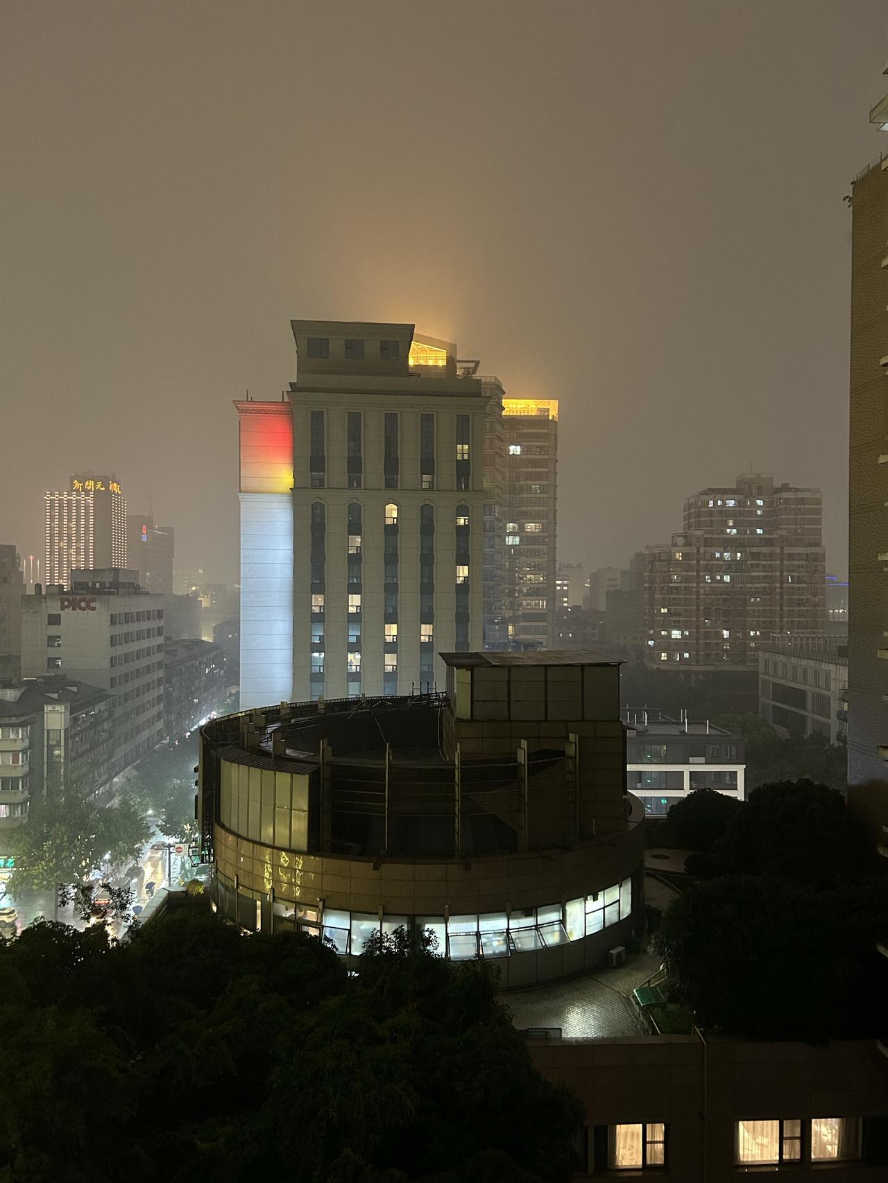 这是我在自家阳台拍的城市夜景，你能看出来这是那条街吗？