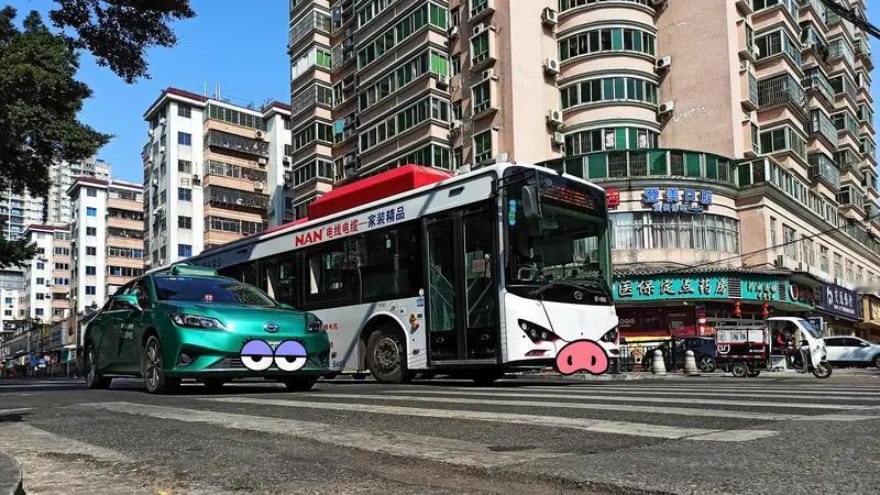 我买比亚迪电车的时候，没听说要收取出库费，脚垫和比亚迪原厂膜都是标配赠送的。我自