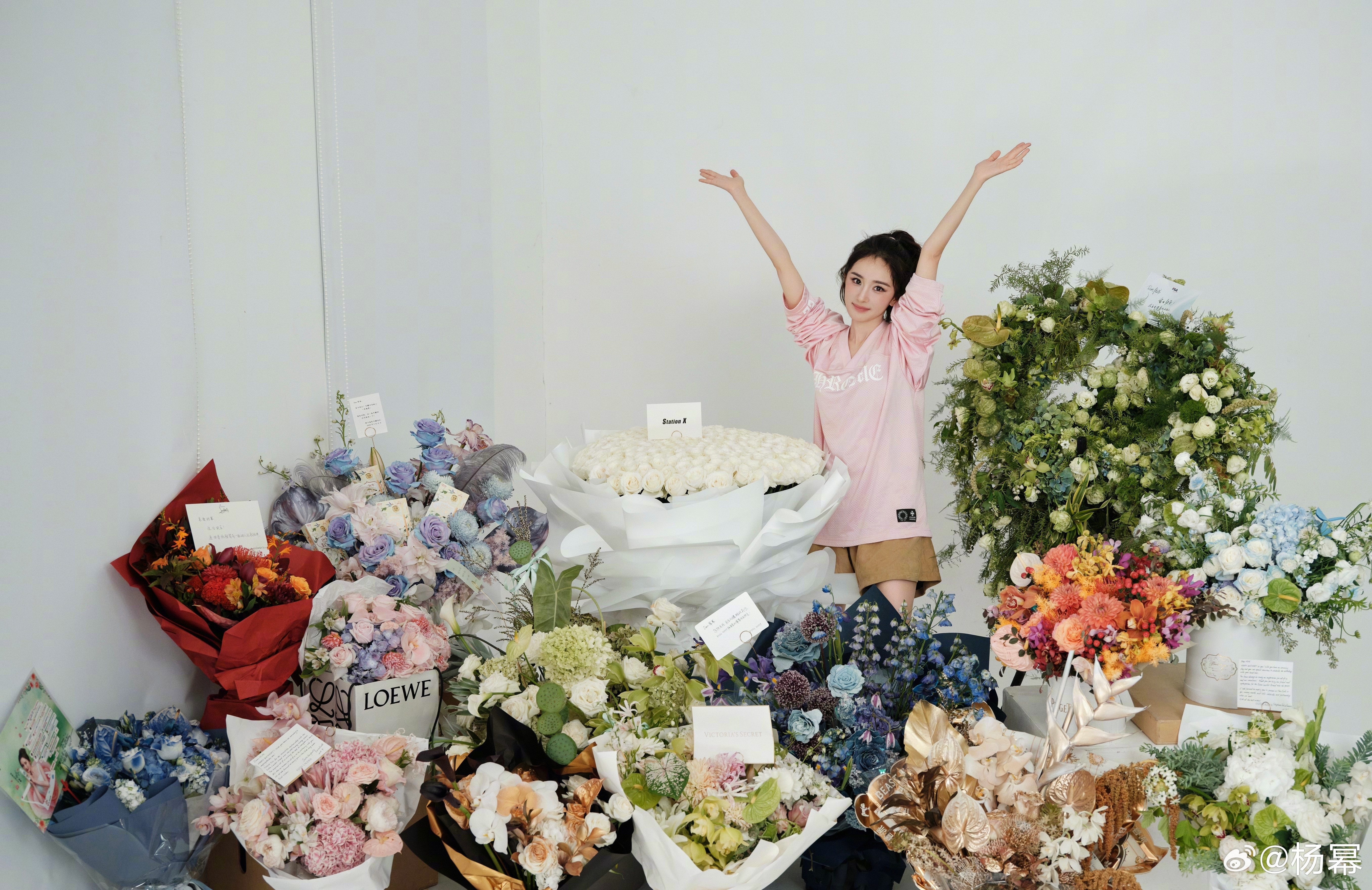 杨幂每年都被爱意包围鲜花簇拥​​​
