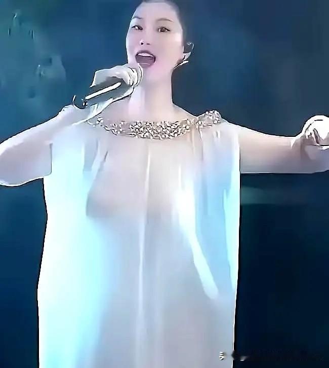 50万人彻夜蹲守，全网直接炸锅！引爆热度的不是啥意外走光，而是那身“透明战袍