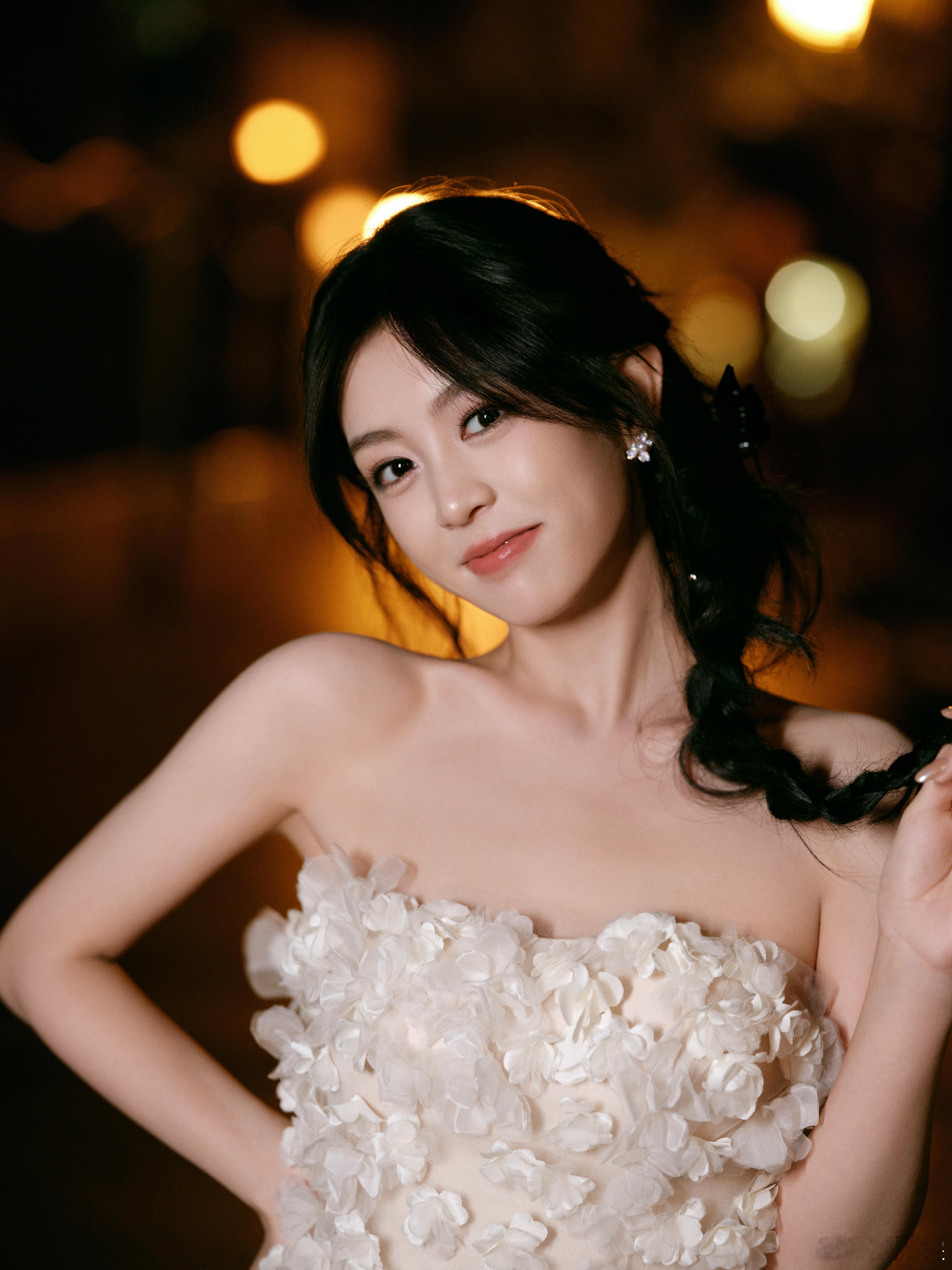 郜思雯华灯初上，白裙摇曳，是揉进晚风里的温柔与惊艳💫。唐朝诡事录之长安