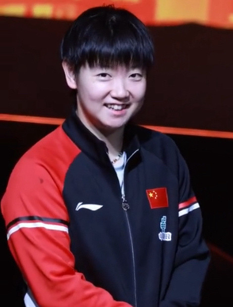 偶像来到现场颁奖，台下俩魔王一起开心交流，所有不开心都已烟消云散，再次见到明媚的