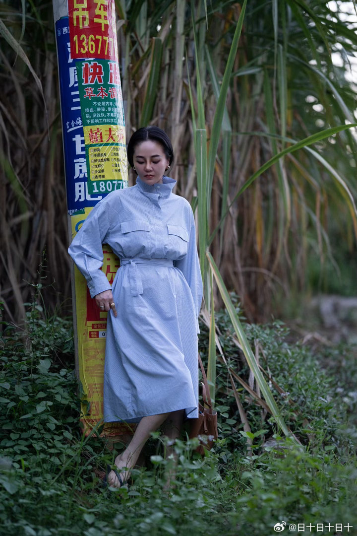 穿着这条优衣库的C系列新款裙子到柳州的郊外拍照，没想到挺出片，看似简单的设计，其实巧思很多，溜肩和廓