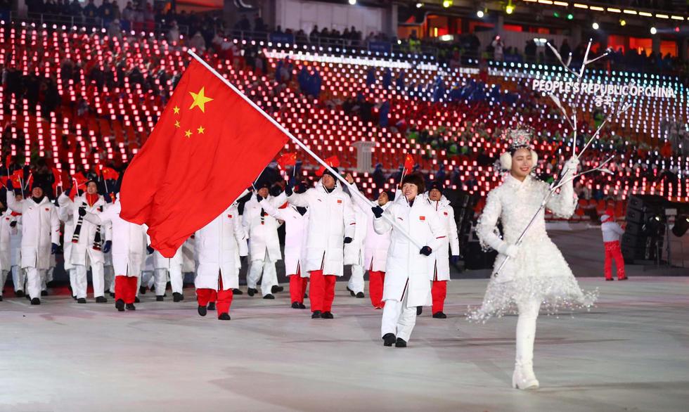 上斩获了三枚冬奥会金牌的短道速滑运动员周洋,作为中国代表团的旗手