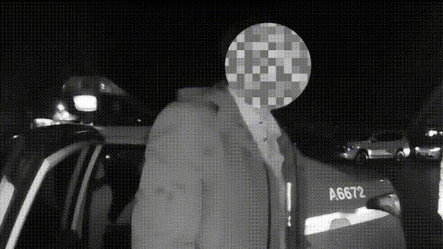 北京，男子和朋友在饭店吃饭，出来后发现车不见了。男子报警称，车钥匙只有自己这一把