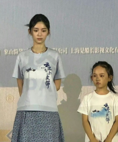 天呐好可怕…周也的头比小孩的头还小​​​