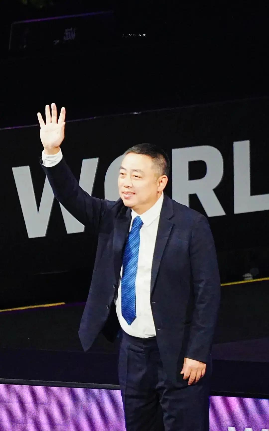 都猜错了。刘国梁“离开”国乒，根本不是因为输球或内斗。你看到他在国内“消失