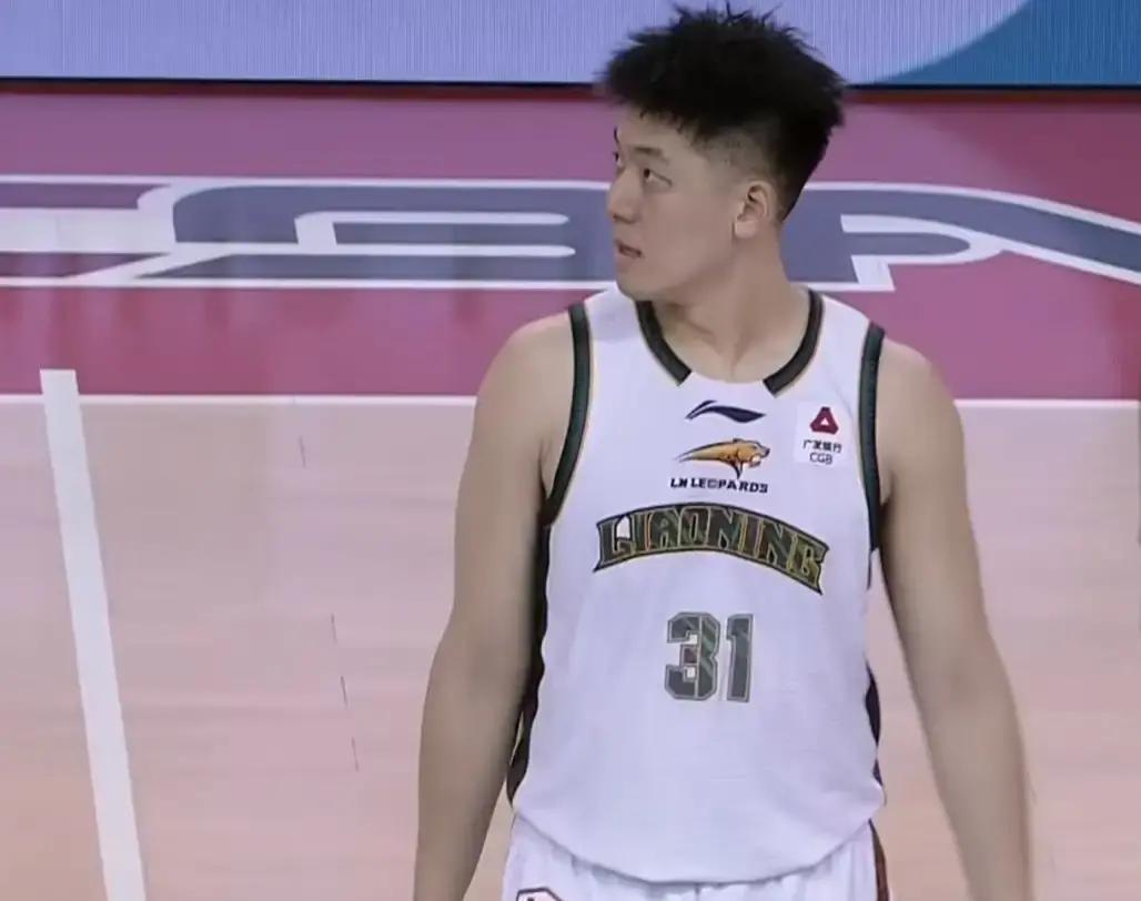 辽宁新大外援就位！张陈治锋上场时间不跌反涨？5年长约早说透了辽宁男篮敲定新大