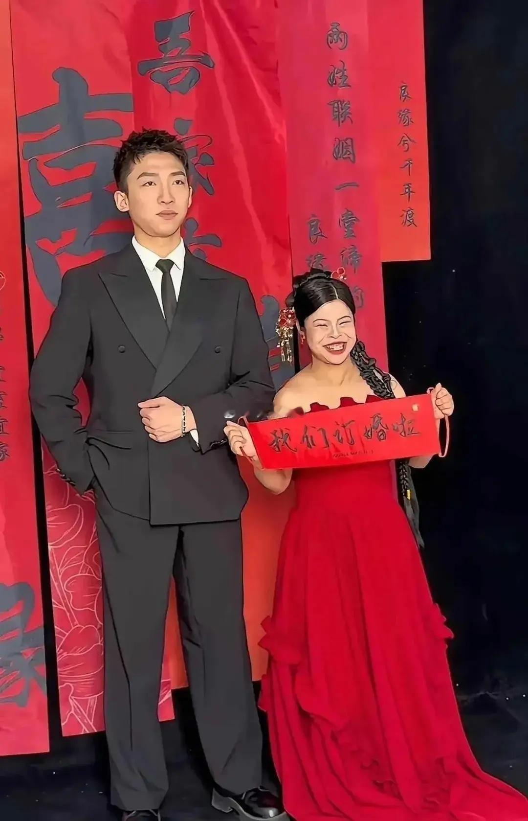 大婚的日子，为什么新郎不笑笑？