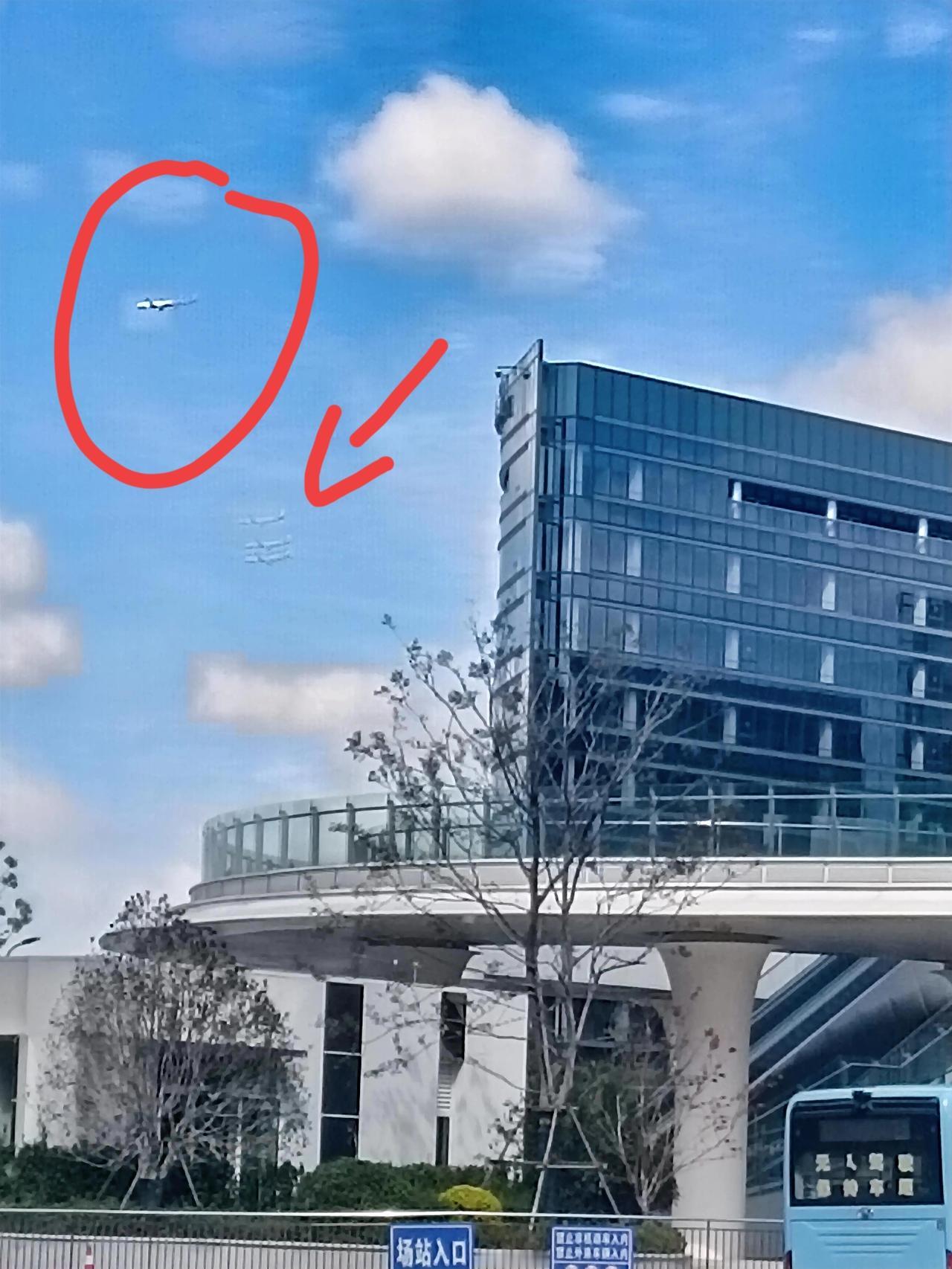 路人不经意间拍下空中诡异一幕，至今仍无法解释。有路人爆料，前日在前往临港大道天