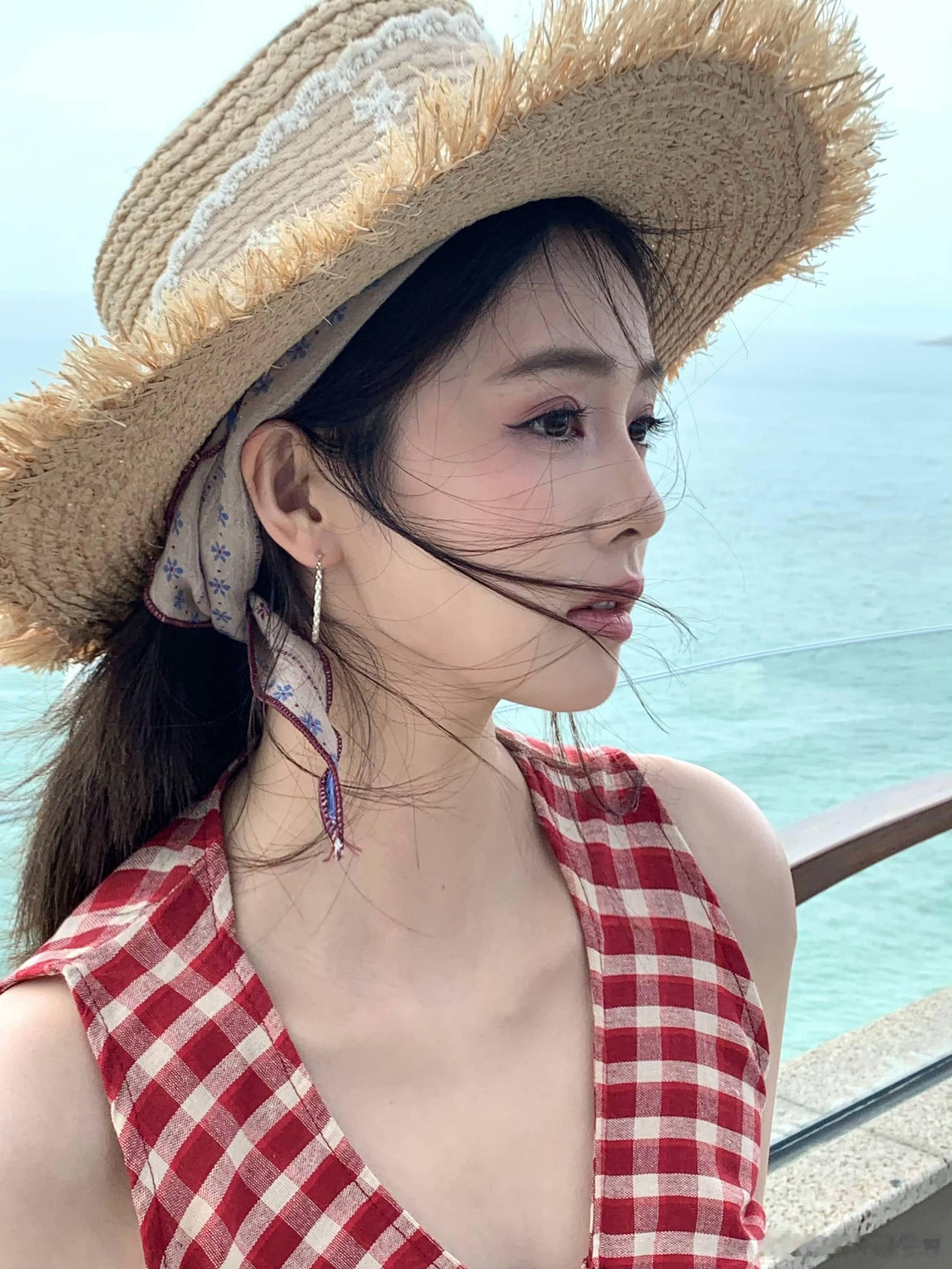 一眼看出白鹿自己化的妆虽然没有专业化妆师那样放大我鹿的美貌，但其实我鹿靠着自己的